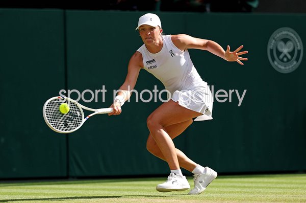 Iga Swiatek Poland forehand v Amanda Anisimova Wimbledon Final 2025