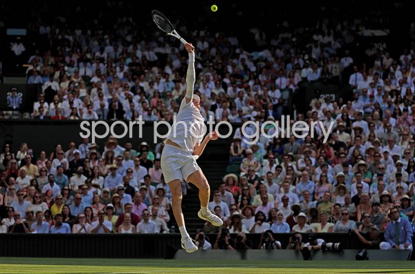 Jannik Sinner Italy overhead smash v Carlos Alcaraz Wimbledon 2025