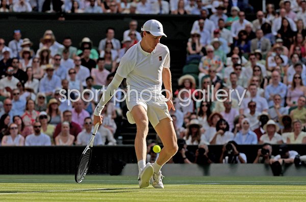 Jannik Sinner Italy trick shot v Carlos Alcaraz Wimbledon 2025