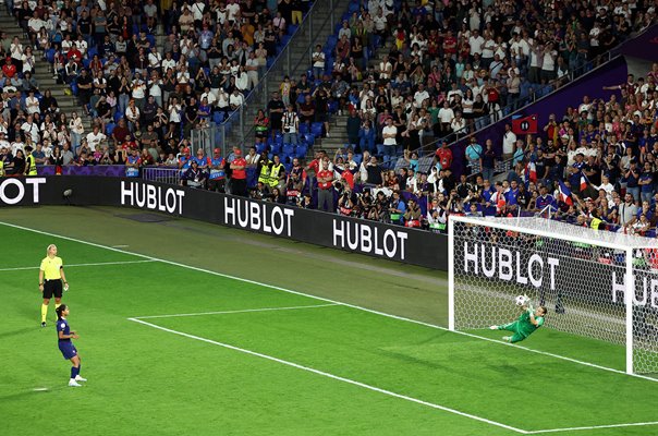 Ann-Katrin Berger Germany penalty save v France Quarter-Final Women's EURO 2025