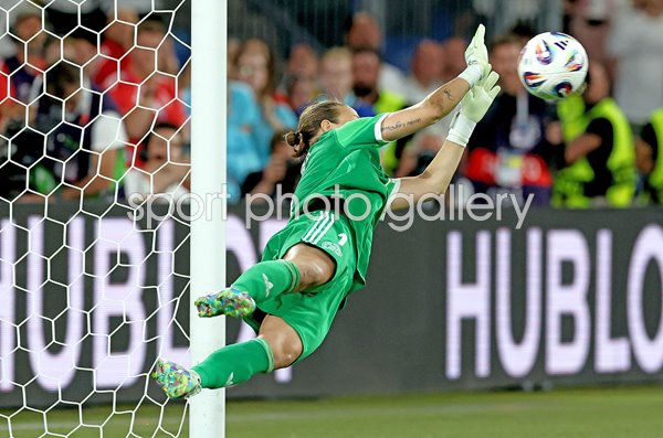 Ann-Katrin Berger Germany penalty save v France Quarter Final Women's EURO 2025 