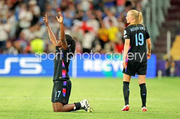 Michelle Agyemang England celebrates last-minute goal v Italy Women's EURO 2025 