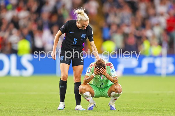 Alex Greenwood England consoles Elisabetta Oliviero Italy Women's EURO 2025  