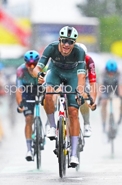 Jonathan Milan Italy wins Stage 17 Tour de France 2025