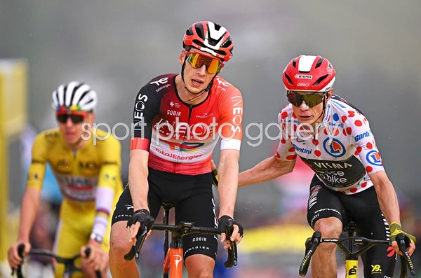 Jonas Vingegaard congratulates stage 19 winner Thymen Arensman Tour de France 2025