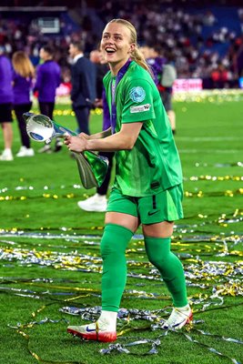 Hannah Hampton of England celebrates with the UEFA Women's EURO trophy after her team's victory in the UEFA Women's EURO 2025