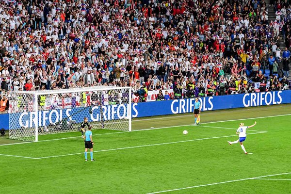 Chloe Kelly scores the team's fifth and winning penalty past Cata Coll during the UEFA Women's EURO 2025