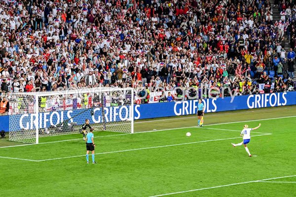 Chloe Kelly England winning penalty v Spain Women's EURO Final 2025