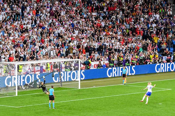 Chloe Kelly scores the team's fifth and winning penalty past Cata Coll during the UEFA Women's EURO 2025.