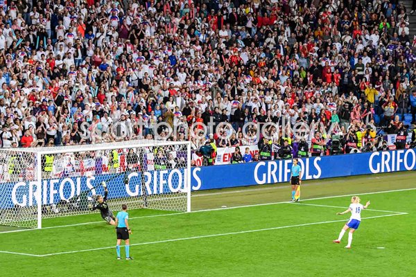 Chloe Kelly England scores winning penalty v Spain Women's EURO Final 2025