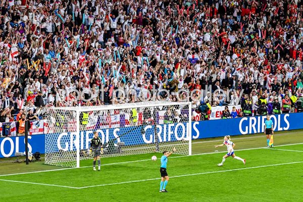 Chloe Kelly England scores winning penalty Women's EURO Final 2025