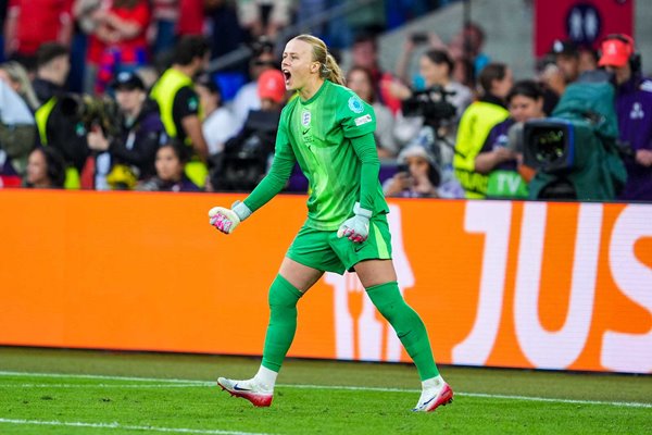 Hannah Hampton England celebrates v Spain Final Women's EURO 2025  