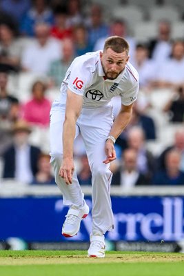 Gus Atkinson England bowls v India 5th Test at The Oval 2025