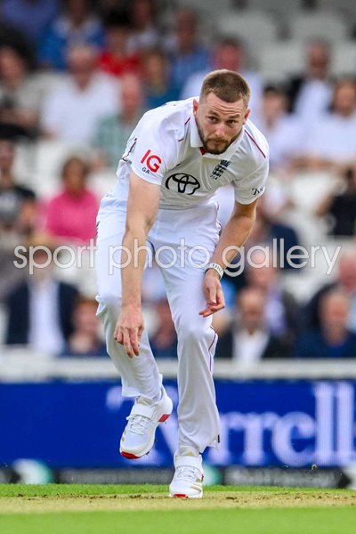 Gus Atkinson England bowls v India 5th Test at The Oval 2025