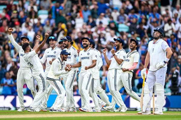 Mohammed Siraj and team mates celebrate the wicket of Jamie Overton after a review during day five of the Fifth Test Match at The Oval 2025