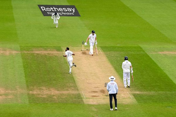 Gus Atkinson is bowled by Mohammed Siraj as Chris Woakes looks on to win the match by 6 runs during day five of the Fifth Test Match The Oval 2025