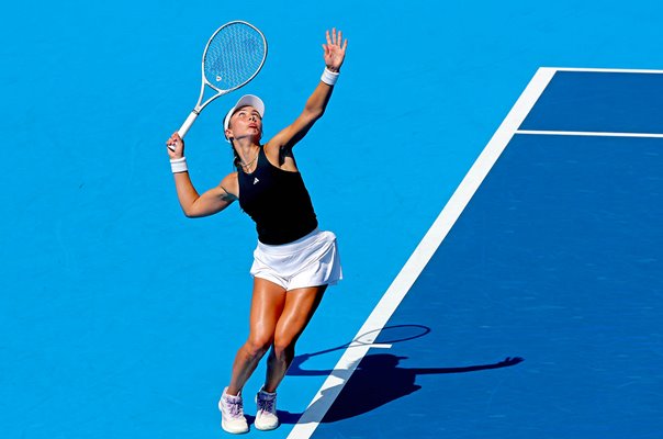 Iva Jovic USA serves v Barbora Krejcikova Cincinnati Open 2025  