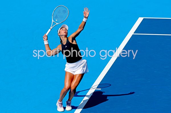Iva Jovic USA serves v Barbora Krejcikova Cincinnati Open 2025  