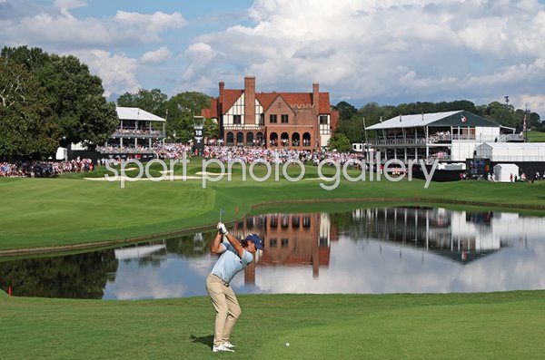 Tommy Fleetwood England 18th hole East Lake Round 4 TOUR Championship 2025