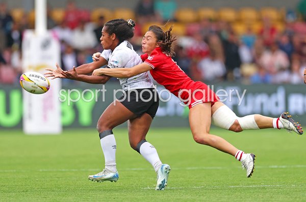 Florence Symonds Canada tackles Manuqalo Komaitai Fiji Women's Rugby World Cup 2025  