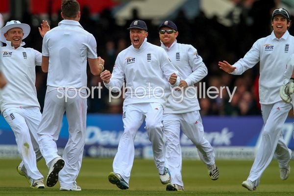 Graeme Swann celebrates James Anderson's 300th test wicket