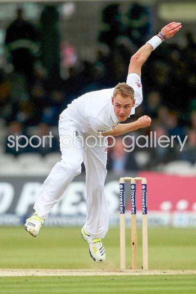 Stuart Broad bowls England v New Zealand Lords 2013
