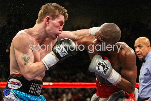 Ricky Hatton punches Floyd Mayweather Jr. World Title Fight Las Vegas 2007