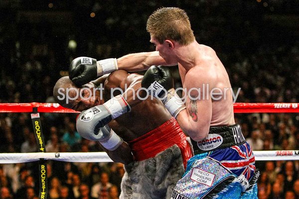 Ricky Hatton punches Floyd Mayweather World Title Fight Las Vegas 2007