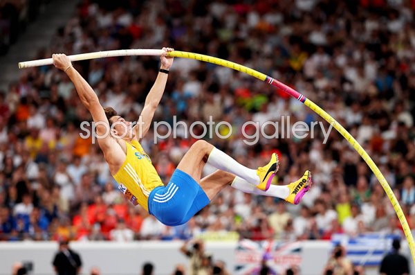 Armand Duplantis Sweden take off pole vault final World Athletics Tokyo 2025
