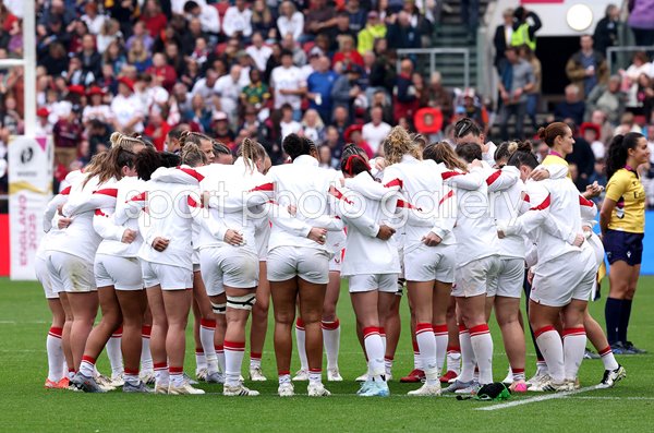 England huddle v France Semi Final Women's Rugby World Cup 2025