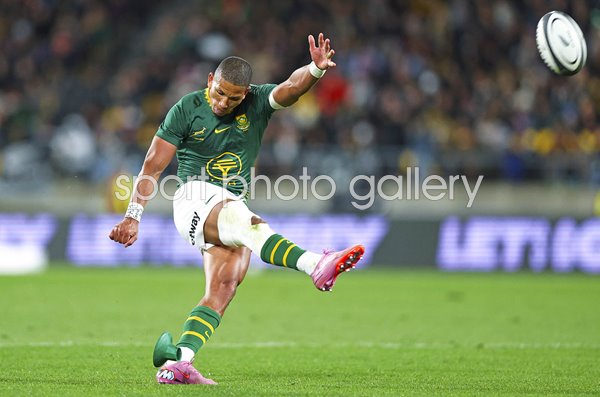 Manie Libbok South Africa kicks v New Zealand Rugby Championship 2025