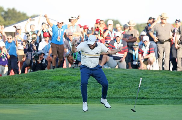 Shane Lowry Europe celebrates putt to retain Ryder Cup Bethpage Black 2025