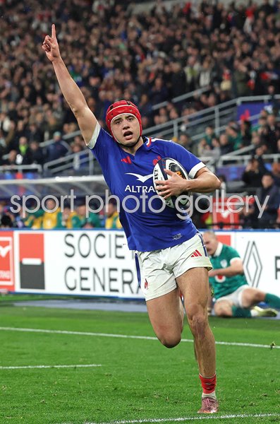 Louis Bielle-Biarrey France celebrates try v Ireland Six Nations Paris 2026
