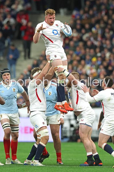 Ollie Chessum England wins lineout v France Paris Six Nations 2026