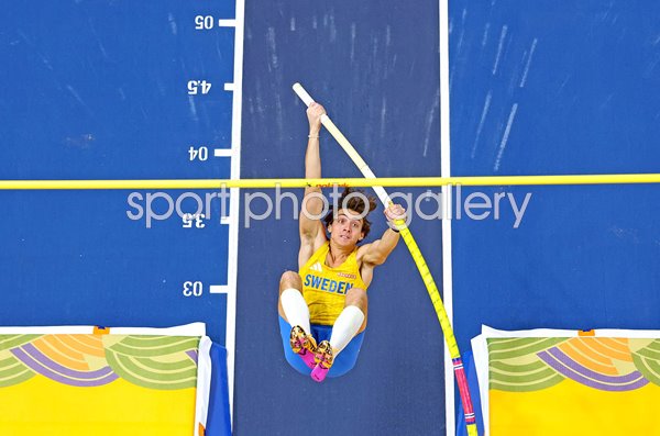 Armand Duplantis Sweden pole vault launch phase World Indoor Athletics Poland 2026