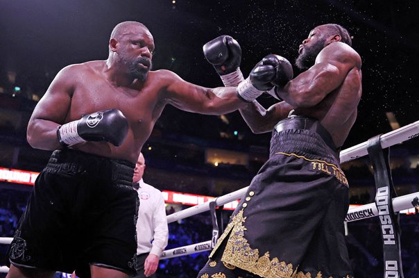 Dereck Chisora punches Deontay Wilder classic heavyweight fight London 2026
