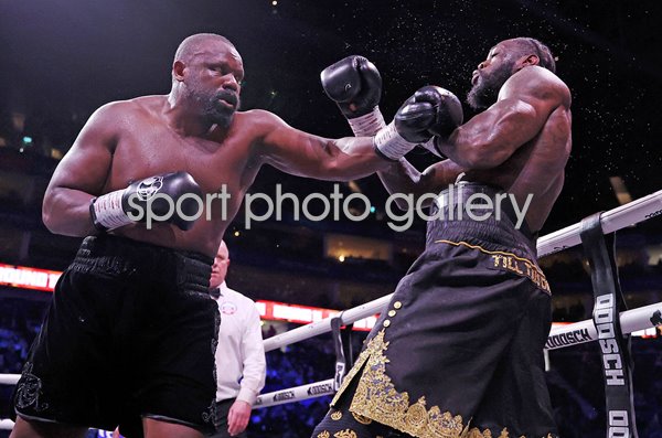 Dereck Chisora punches Deontay Wilder classic heavyweight fight London 2026