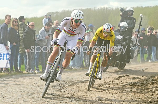 Tadej Pogacar & Wout van Aert breakaway Paris-Roubaix 2026