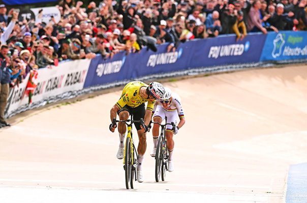 Wout van Aert beats Tadej Pogacar Velodrome - Andre Petrieux Paris-Roubaix 2026