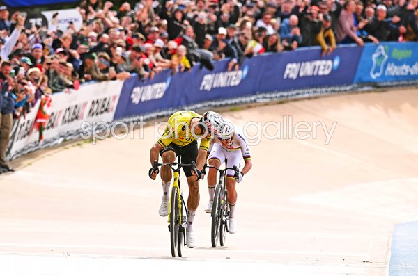 Wout van Aert beats Tadej Pogacar Velodrome - Andre Petrieux Paris-Roubaix 2026