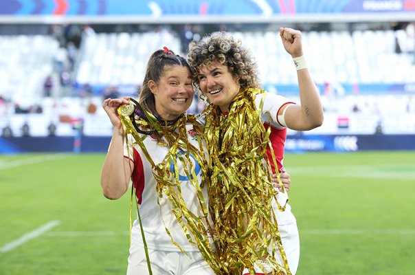 Jess Breach & Ellie Kildunne England celebrate Women's Six Nations Grand Slam 2026