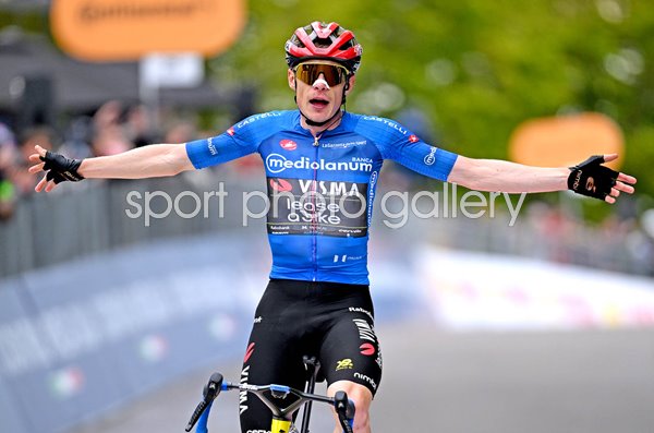 Jonas Vingegaard Denmark wins Stage 9 Giro d'Italia 2026 