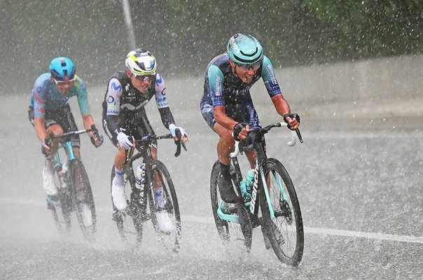 Guillermo Thomas Silva, Einer Rubio & Afonso Eulalio Stage 5 rain Giro d'Italia 2026  