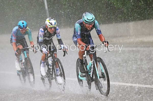 Guillermo Thomas Silva, Einer Rubio & Afonso Eulalio Stage 5 rain Giro d'Italia 2026  