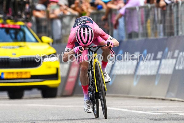 Jonas Vingegaard Denmark finish line Stage 16 win Giro d'Italia 2026 