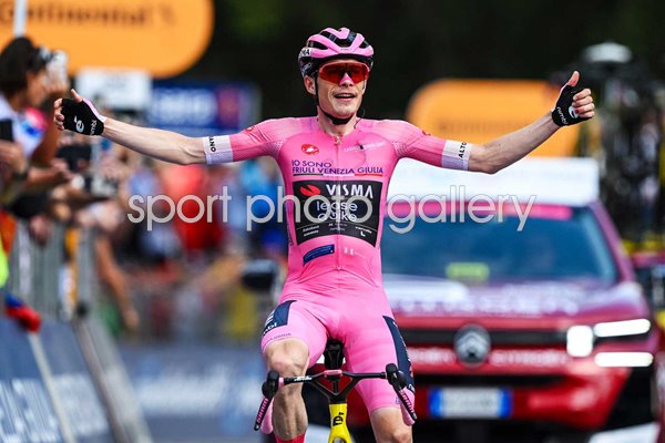 Jonas Vingegaard Denmark celebrates Stage 16 win Giro d'Italia 2026 