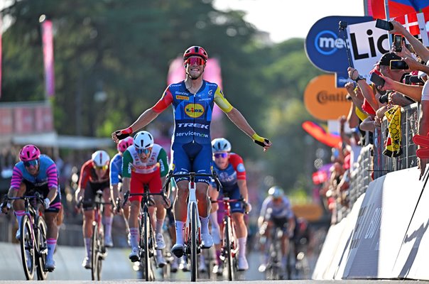 Jonathan Milan Italy wins Stage 21 sprint Rome Giro d'Italia 2026