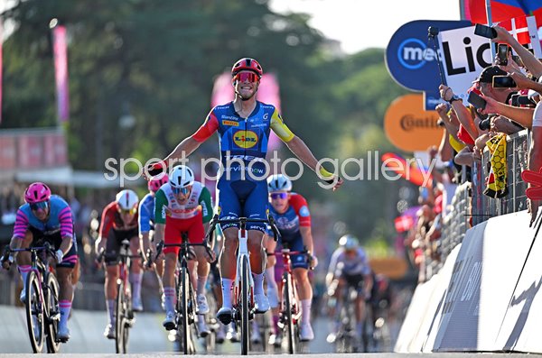 Jonathan Milan Italy wins Stage 21 sprint Rome Giro d'Italia 2026