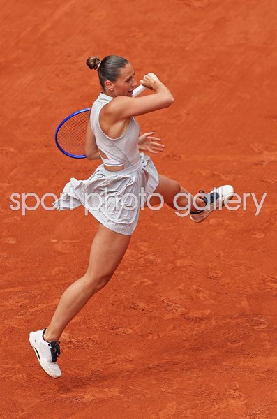 Marta Kostyuk Ukraine  forehand v Iga Swiatek French Open 2026