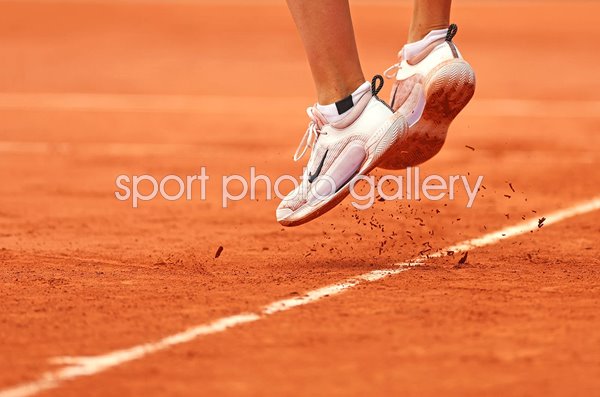 Aryna Sabalenka serves French Open clay Paris 2026
